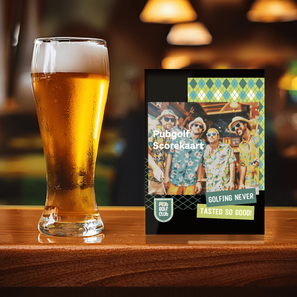 PubGolf Nijmegen scorekaart op een houten bar naast een glas bier als sfeerbeeld van het spel tijdens een avond uit
